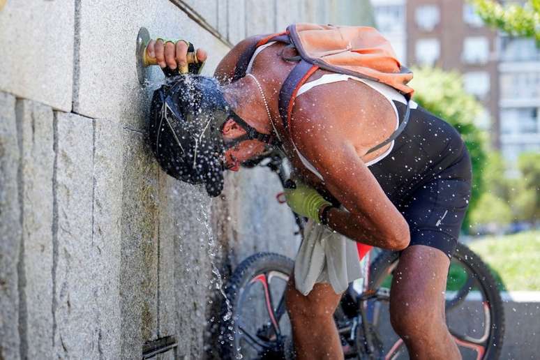 Ciclista se refresca em Madri
 25/7/2024   REUTERS/Ana Beltran