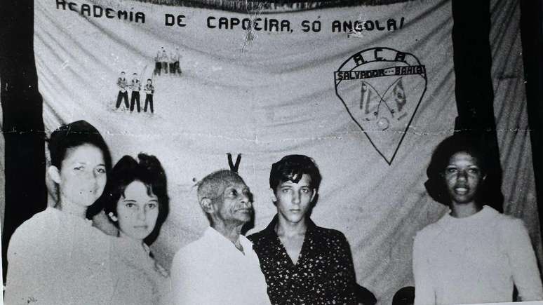 Emilia Biancardi (segunda da dir. para esq.) ao lado de mestre Pastinha