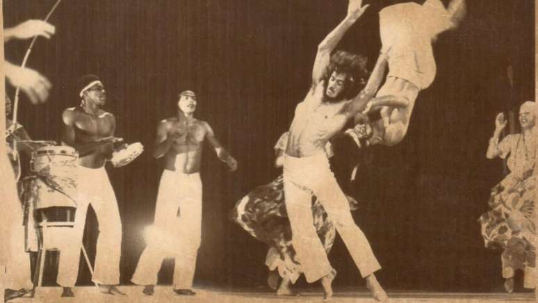 Jelon Vieira (com bra&ccedil;os elevados) em apresenta&ccedil;&atilde;o de capoeira nos anos 1970