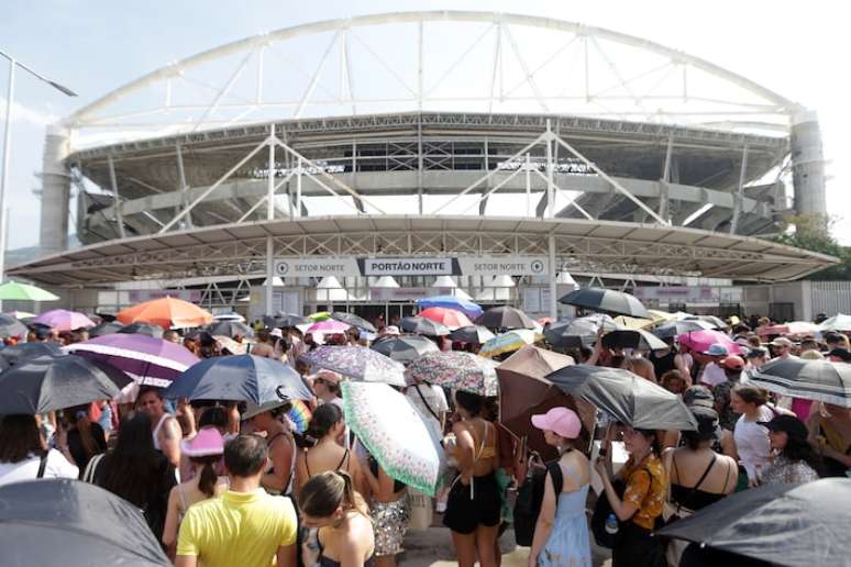 Movimentação na fila dos fãs para o segundo dia de show da cantora Taylor Swif no estádio Nilton Santos, zona norte do Rio de Janeiro.