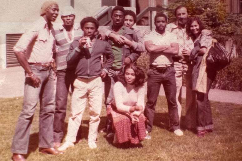 Capoeiristas e artistas brasileiros do Grupo Viva Bahia durante expedi&ccedil;&atilde;o nos anos 1980
