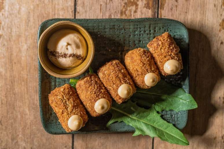 Bolinho de costela com molho bechamel