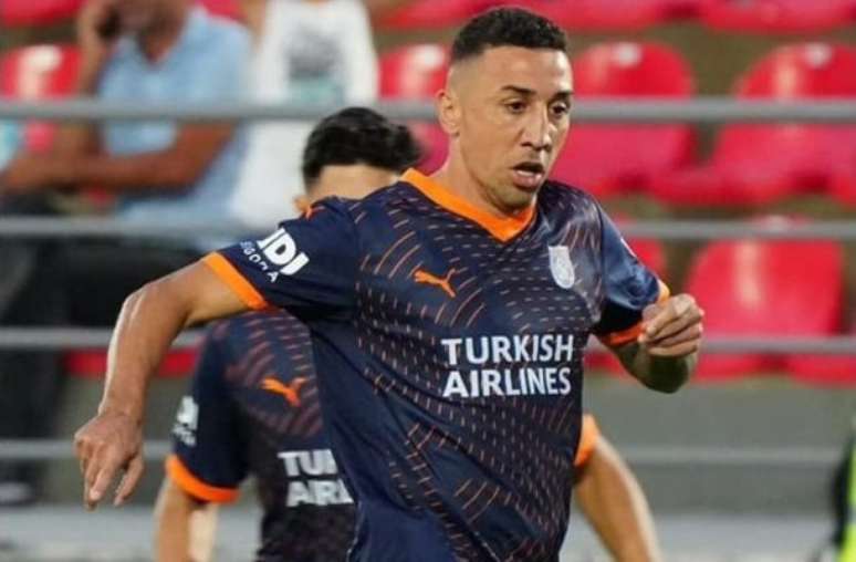 Davidson em a&ccedil;&atilde;o com a camisa do Basaksehir &ndash;