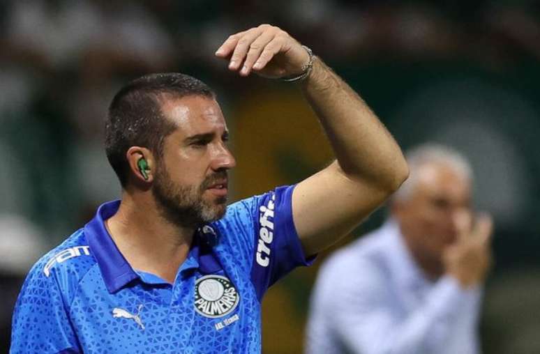 Auxiliar de Abel, Jo&atilde;o Martins orienta jogadores do Palmeiras ap&oacute;s a expuls&atilde;o do t&eacute;cnico em jogo contra o Flamengo &ndash;