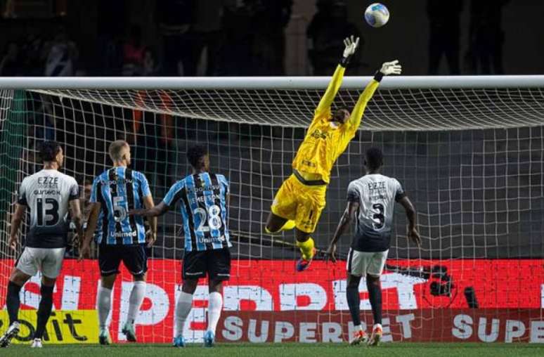 Hugo Souza teve grande atuação contra o Grêmio