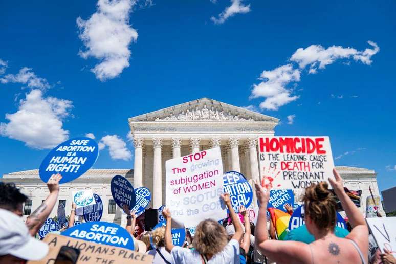 Desde a anulação da decisão Roe x Wade, defensores do direito ao aborto protestaram em diversas ocasiões em frente à Suprema Corte dos EUA