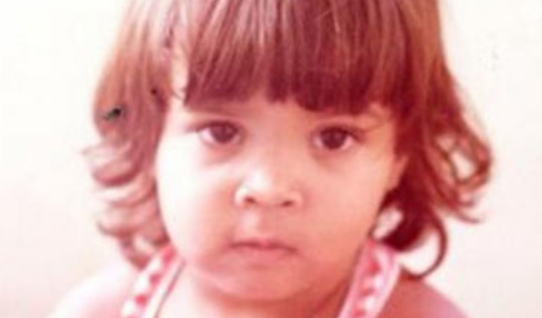 H&aacute; 50 anos, essa crian&ccedil;a nascia para colorir a vida de um cantor famoso; hoje, celebra vit&oacute;ria contra um c&acirc;ncer. Reconhece?.