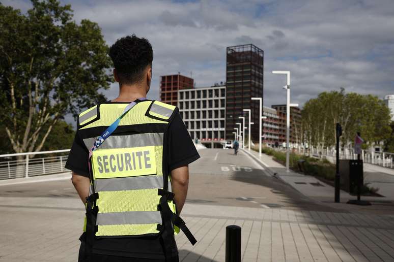 Funcion&aacute;rio de seguran&ccedil;a em Paris, Fran&ccedil;a