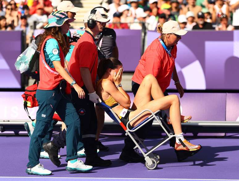Sophie Weissenberg deixando a pista de cadeira de rodas