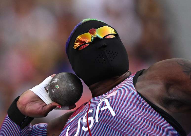 Raven Saunders chamou a atenção pela máscara que usa para competir