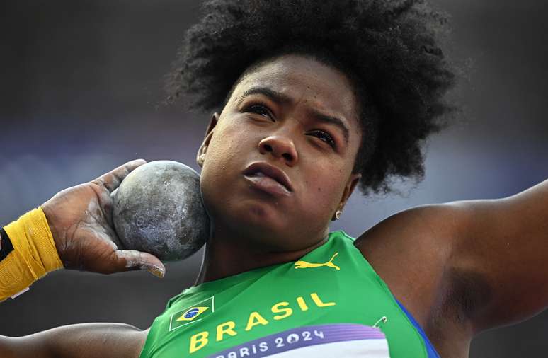 Ana Caroline Silva em ação no arremesso de peso