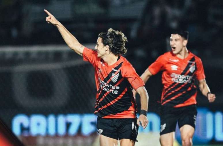 Canobbio comemora seu gol na partida, o primeiro do Furac&atilde;o /