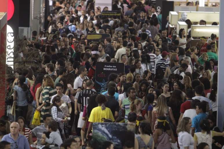 Circula&ccedil;&atilde;o pela Bienal do Livro de SP costuma ser alvo de cr&iacute;ticas de visitantes.