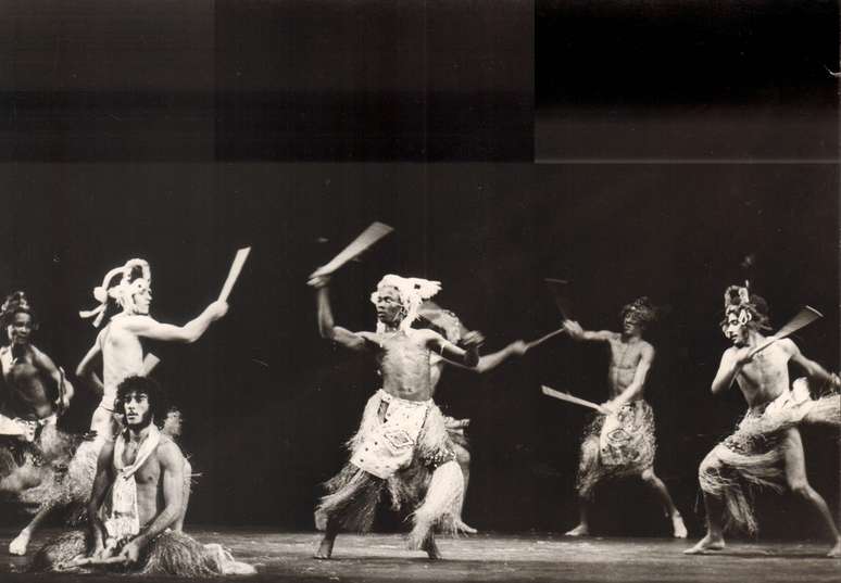 Mestre Jelon Vieira (em primeiro plano) durante apresenta&ccedil;&atilde;o do Grupo Viva Bahia