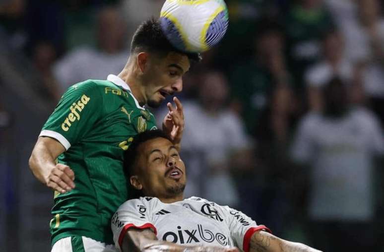 Flaco López em disputa de bola com Allan, do Flamengo, no Allianz Parque –