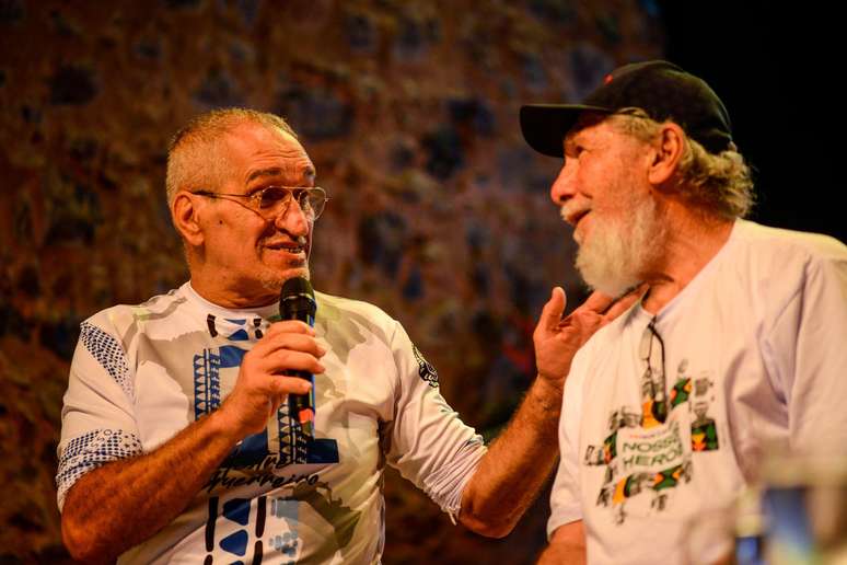 Mestres Jelon Vieira (&agrave; esq.) e Acordeon (pioneiro da capoeira na costa oeste dos EUA), em Salvador