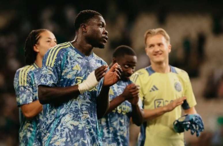 Jogadores de Ajax e Panathinaikos em disputa de bola na Liga Europa &ndash;