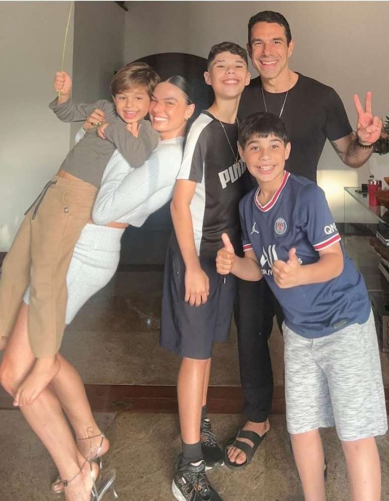 Isis com o filho Rael e Marcus Buaiz com os filhos Jos&eacute; Marcus e Jo&atilde;o Francisco