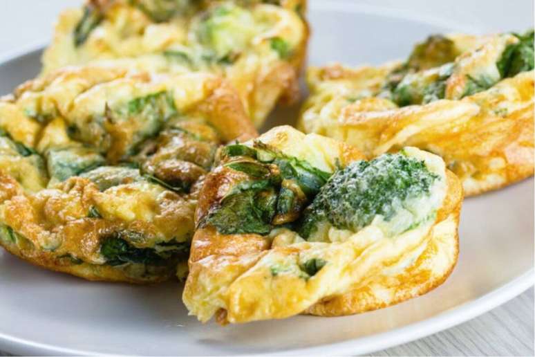 Muffin de espinafre com br&oacute;colis 