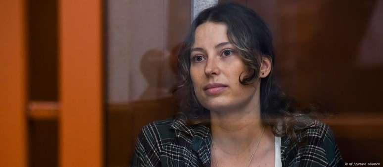 Ksenia Karelina durante uma audi&ecirc;ncia num tribunal russo em junho deste ano