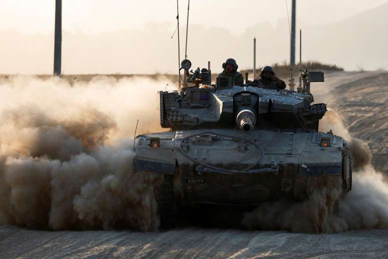 Um tanque manobra perto da fronteira Israel-Gaza
07/08/2024
REUTERS/Amir Cohen