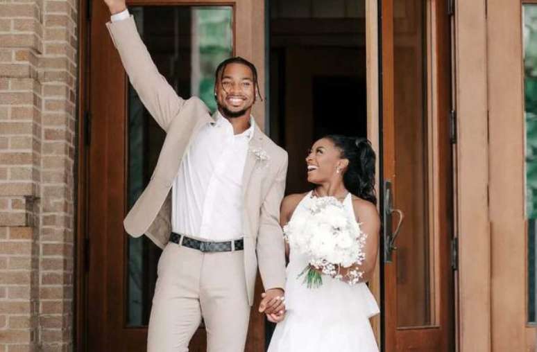 Simone Biles vestida de noiva ao lado do marido Jonathan Owens &mdash;