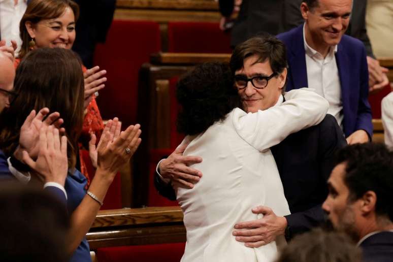 Salvador Illa é saudado após ser confirmado como chefe do governo da Catalunha
08/08/2024
REUTERS/Jon Nazca