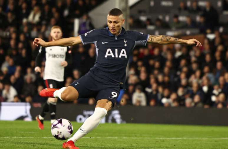 Richarlison em a&ccedil;&atilde;o com a camisa do Tottenham Hotspur na &uacute;ltima temporada &ndash;