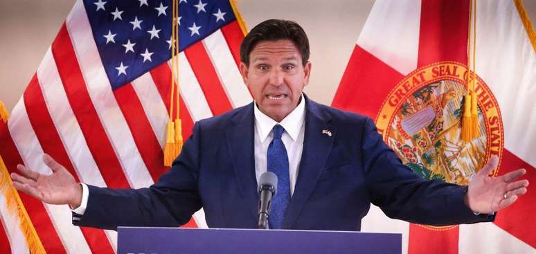 O governador da Fl&oacute;rida, Ron DeSantis, &eacute; conhecido por suas medidas ultraconservadoras em quest&otilde;es sociais, como a restri&ccedil;&atilde;o do aborto