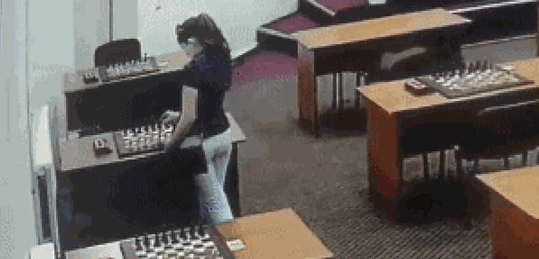 Campe&atilde; de xadrez da R&uacute;ssia Amina Abakarova, de 43 anos, foi suspensa ap&oacute;s alega&ccedil;&otilde;es de que teria envenenado sua rival de inf&acirc;ncia, Umayganat Osmanova