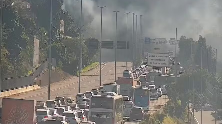 Fuma&ccedil;a preta se alastrou pela regi&atilde;o ap&oacute;s o inc&ecirc;ndio