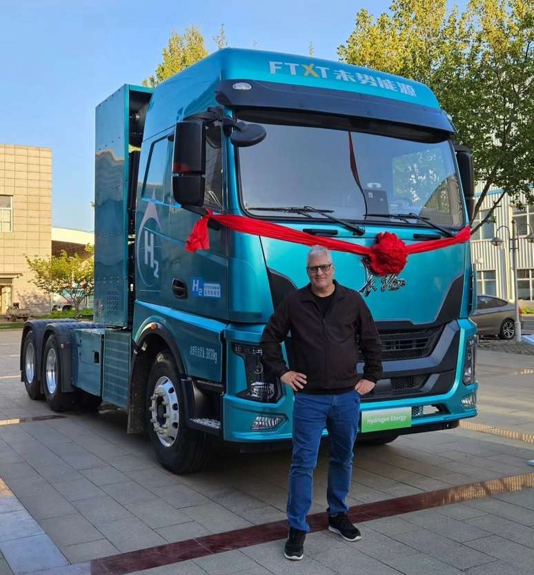 Caminh&atilde;o a hidrog&ecirc;nio da GWM/FTXT que o Guia do Carro conheceu na China: carrega 1.600 litros de hidrog&ecirc;nio em 8 tanques de 200 litros, que podem ser reabastecidos em 5 minutos. Emiss&atilde;o zero: elkite s&oacute; vapor de &aacute;gua