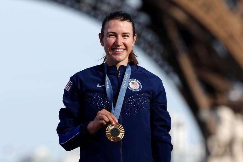 Kristen Faulkner conquistou o ouro no ciclismo de estrada na capital francesa. 