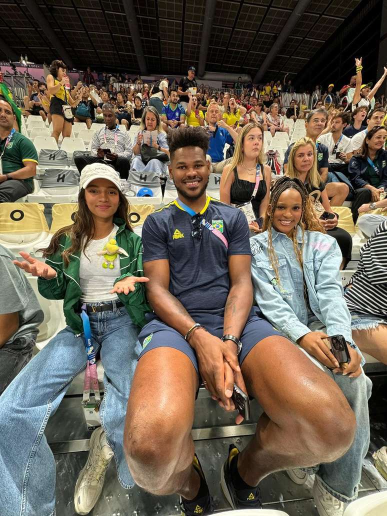 Rayssa Leal, Felício e Rebeca Andrade acompanham duelo entre Brasil e EUA no vôlei feminino