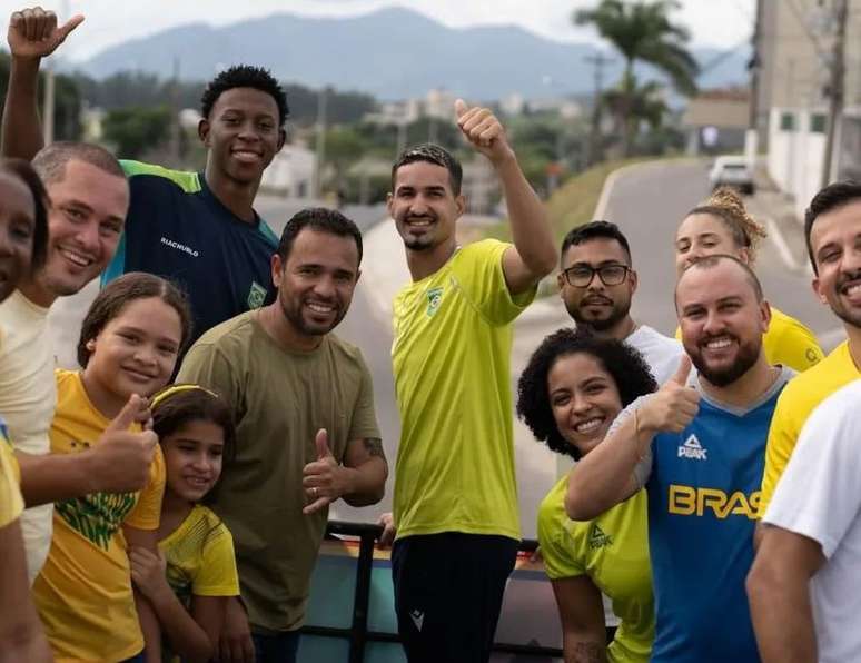 Atletas olímpicos de taekwondo desfilam em Itaboraí. No centro da imagem, Edival Pontes, o Netinho, bronze em Paris.