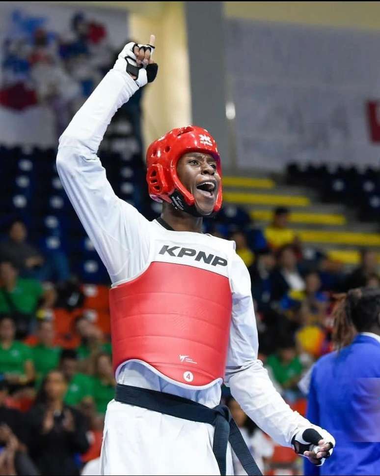 Henrique Marques sobrevive do Bolsa Atleta, mora em casa melhor, mas no mesmo bairro, que representa com orgulho.