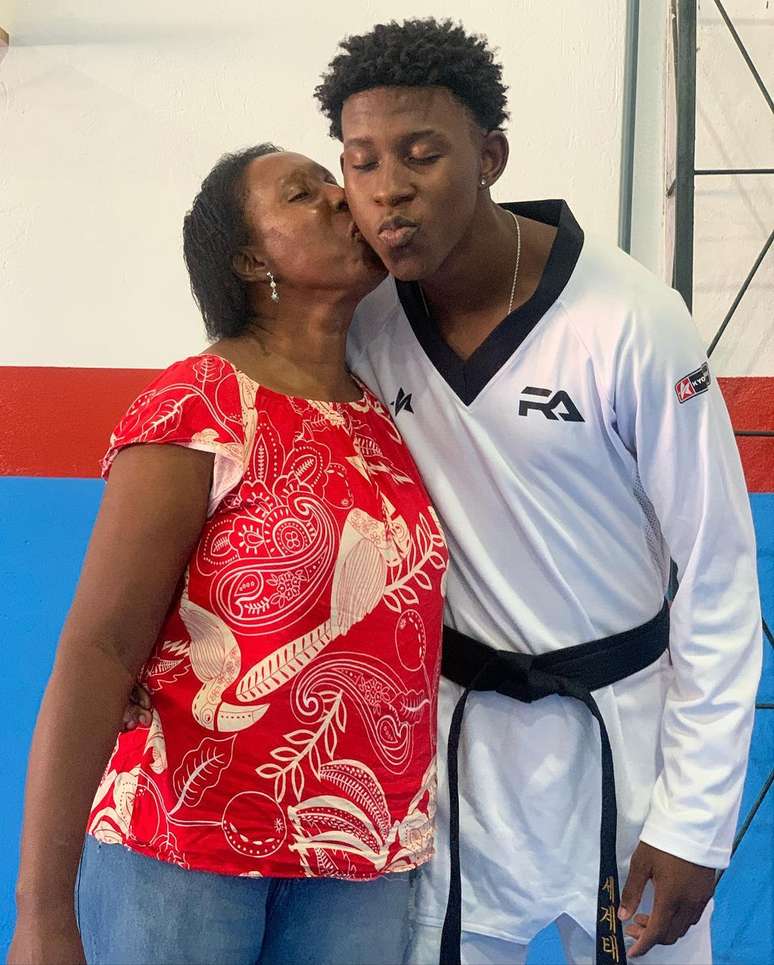 A mãe Rosiane Marques e o filho atleta Henrique Marques, que tem cinco irmãos. Pai trabalha em obras.