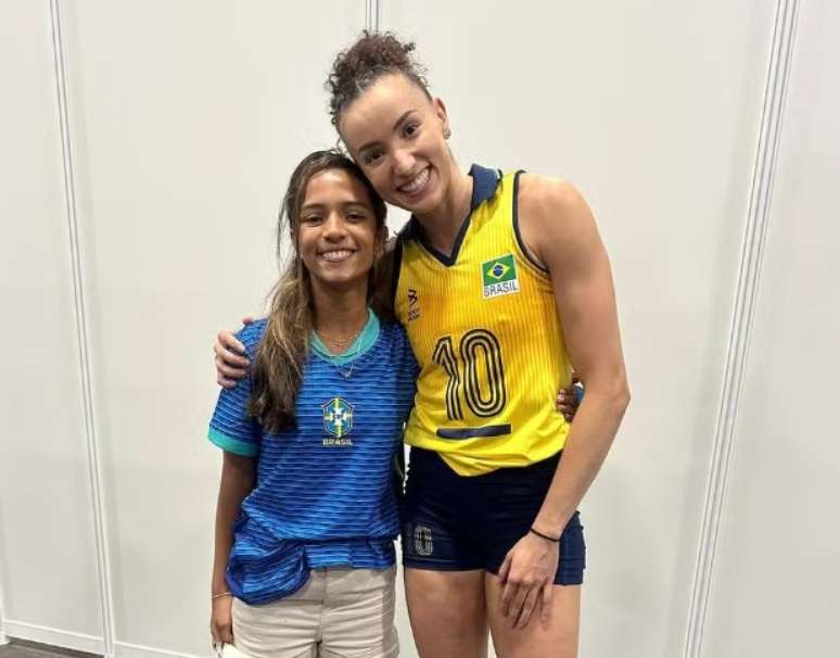 Rayssa é tietada por Gabi, da seleção feminina de vôlei