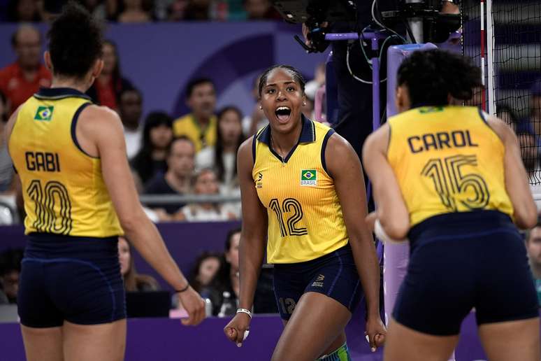 Brasil e EUA disputam vaga na final do vôlei feminino 
