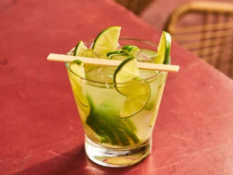 Caipirinha do Toninho feito pelo bartender Jean Ponce