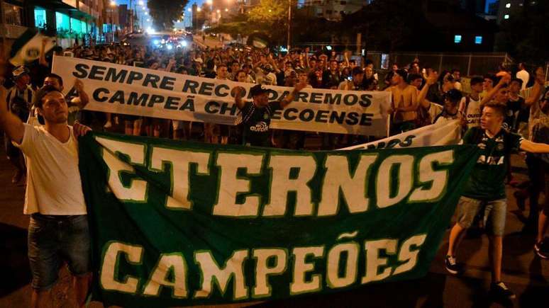 71 pessoas morreram na queda do voo que levava jogadores da Chapecoense