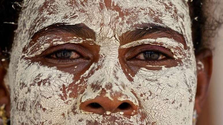 Os povos indígenas usam protetor solar à base de produtos naturais há séculos