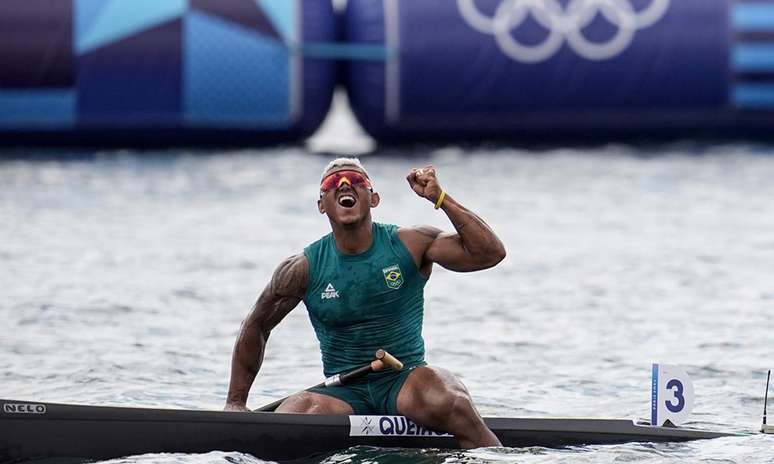 Isaquias Queiroz comemorando sua medalha na canoagem em Paris.