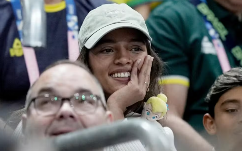 Rayssa acompanha vôlei feminino do Brasil nas Olimpíadas com boneca