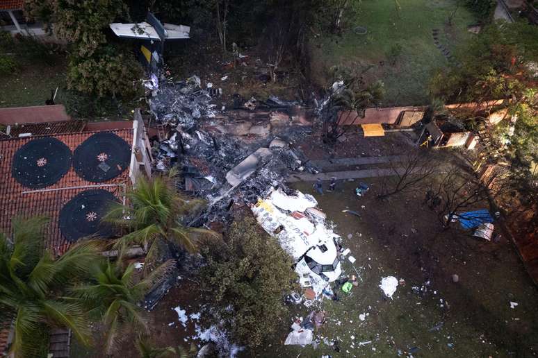 Imagem do local onde o avião caiu, ainda com os destroços da aeronave