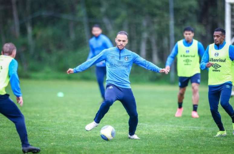 Diego Costa está em estágio final de recuperação de lesão e já participa de atividades com o grupo do Grêmio –