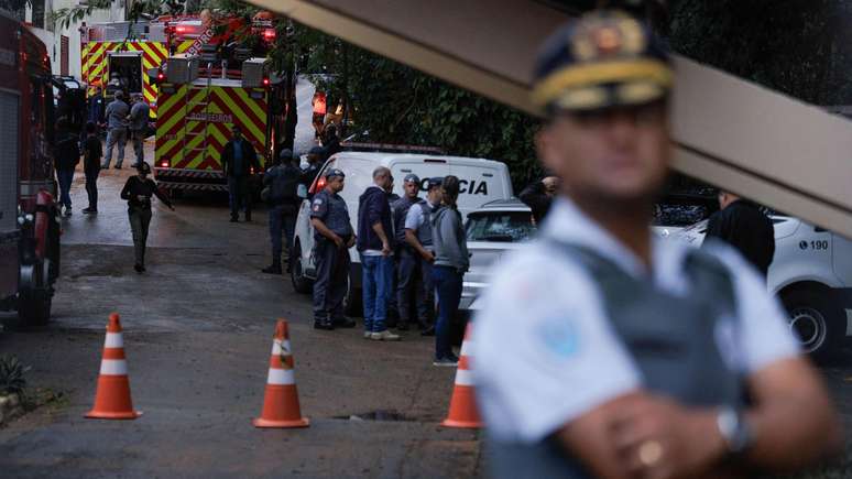 Local onde o acidente ocorreu, com equipes da Polícia Militar e dos Bombeiros