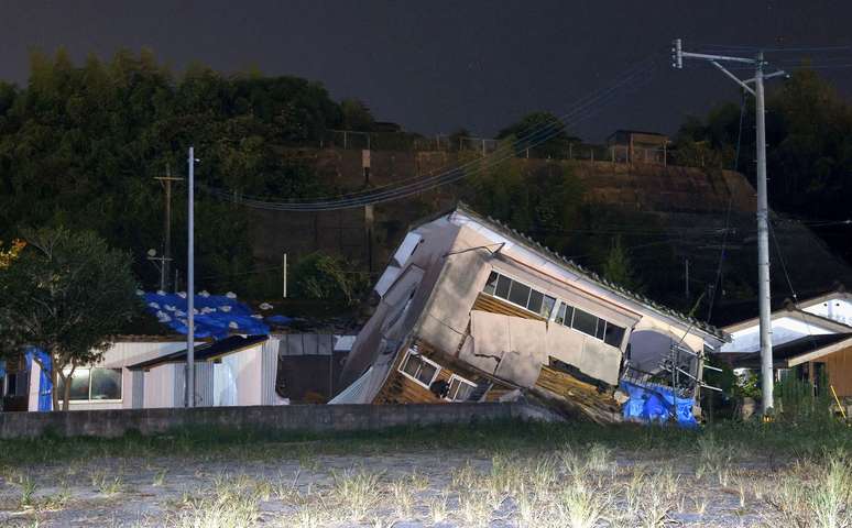 2024年8月8日、鹿児島県大崎市で発生した地震により倒壊した家屋が見える、共同通信が撮影したこの写真。