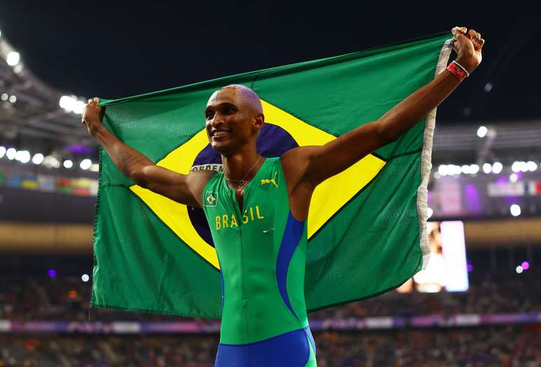 Alison dos Santos celebra medalha de bronze em Paris