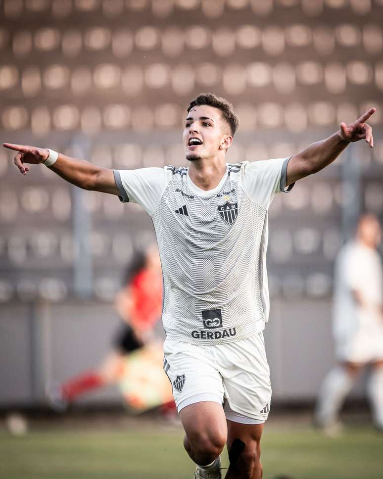 Mateus Iseppe, camisa 10 do Atlético-MG sub-20 comemora a vitória contra o Corinthians pelo Campeonato Brasileiro.